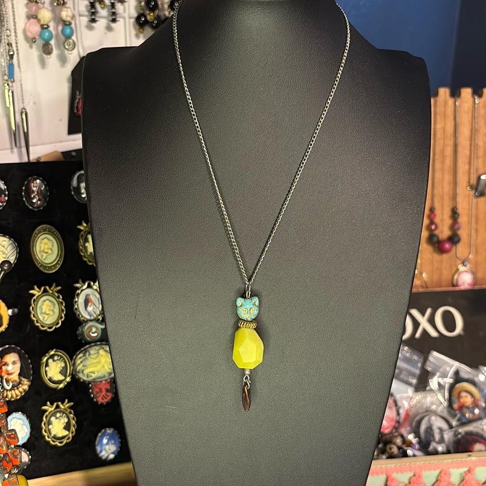 Stone And Glass Cat Pendant Neclace